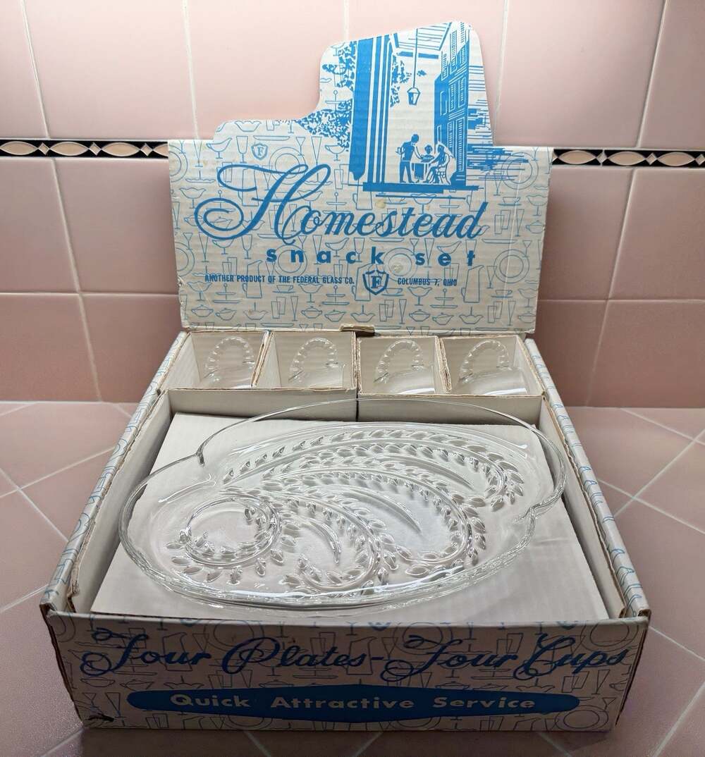 Vintage Federal Glass Hospitality Snack Set Homestead Wheat with 4 Trays, 4 Cups